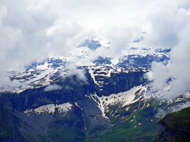 İsviçre Alpleri 'nin karlı zirveleri ve buzulları ilk olarak Oberiberg - İsviçre' nin Schwyz Kantonu (Kanton Schwyz, Schweiz)