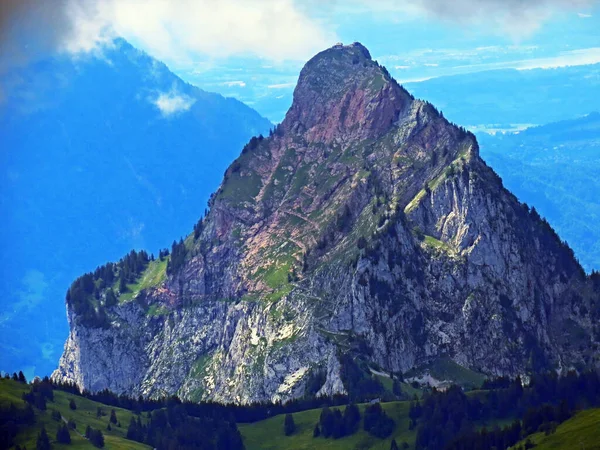 Pico Montañoso Alpino Mythen Bruto Entre Valle Alpino Muotatal Alptal — Foto de Stock