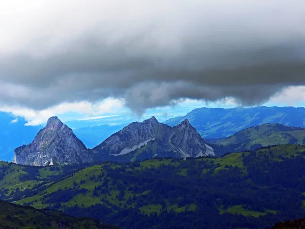 Альпийские Вершины Гросс Митен Клейн Митен Хаггеншпиц Между Муотаталом Альптальной — стоковое фото