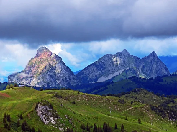 Αλπικές Βουνοκορφές Gross Mythen Klein Mythen Και Haggenspitz Μεταξύ Muotatal — Φωτογραφία Αρχείου