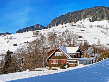 Idyllic Swiss alp dağ kulübeleri ve kışlık giysiler içinde geleneksel İsviçre kırsal mimarisi ve Obertoggenburg bölgesinde yeni bir kar örtüsü, Unterwasser - İsviçre 'nin St. Gallen Kantonu (Schweiz)