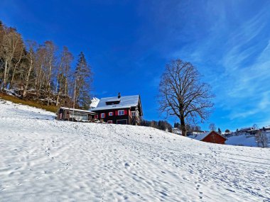 Idyllic Swiss alp dağ kulübeleri ve kışlık giysiler içinde geleneksel İsviçre kırsal mimarisi ve Obertoggenburg bölgesinde yeni bir kar örtüsü, Unterwasser - İsviçre 'nin St. Gallen Kantonu (Schweiz)