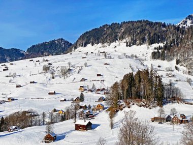 Idyllic Swiss alp dağ kulübeleri ve kışlık giysiler içinde geleneksel İsviçre kırsal mimarisi ve Obertoggenburg bölgesinde yeni bir kar örtüsü, Unterwasser - İsviçre 'nin St. Gallen Kantonu (Schweiz)