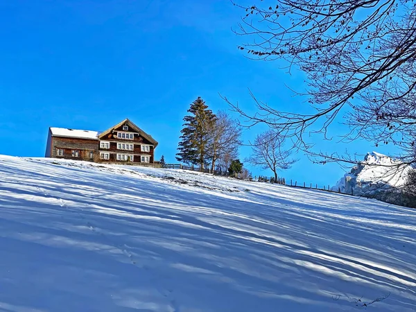 Idílicas Cabañas Montaña Alpinas Suizas Arquitectura Rural Tradicional Suiza Vestida — Foto de Stock