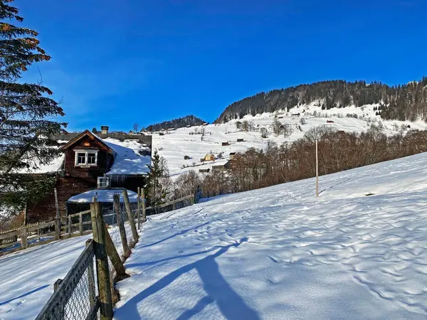牧歌的なスイスの高山の山小屋と冬服を着た伝統的なスイスの農村建築と オーバートッゲンブルク地方の新鮮な雪のカバーで Unterwasser カントン セント ガレン スイス スイス — ストック写真