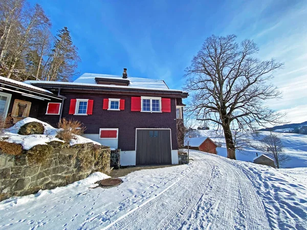 Idylické Švýcarské Horské Chaty Tradiční Švýcarská Venkovská Architektura Oblečená Zimním — Stock fotografie