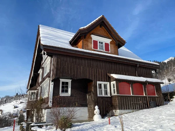 Idyllische Schweizer Almhütten Und Traditionelle Schweizer Ländliche Architektur Winterkleidung Und — Stockfoto