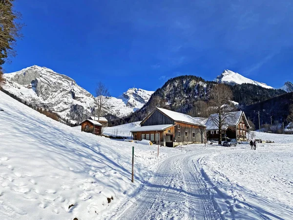 Idyllische Zwitserse Berghutten Traditionele Zwitserse Landelijke Architectuur Gekleed Winterkleding Een — Stockfoto