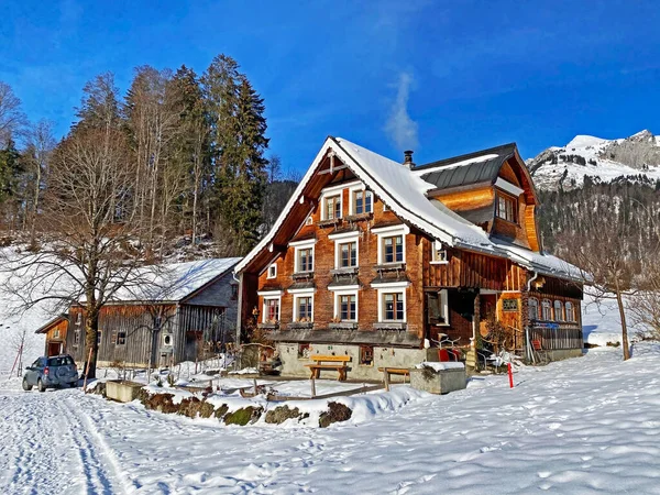 Idílicas Cabañas Montaña Alpinas Suizas Arquitectura Rural Tradicional Suiza Vestida —  Fotos de Stock