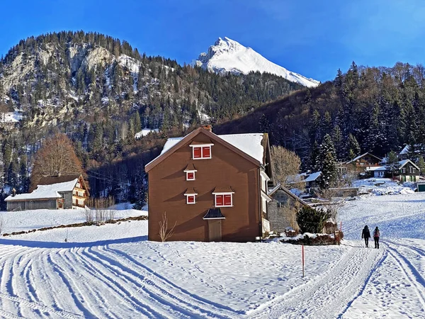 오베르 부르크 스위스의 세인트 갈렌의 바이츠 눈덮인 스위스의 오두막과 전통적 — 스톡 사진
