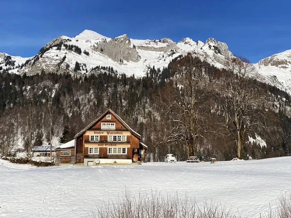 Idyllic Swiss Alp Dağ Kulübeleri Kışlık Giysiler Içinde Geleneksel Sviçre — Stok fotoğraf