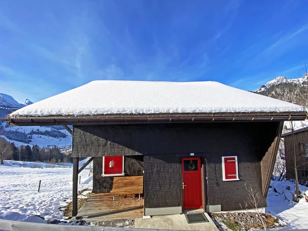 Idyllische Zwitserse Berghutten Traditionele Zwitserse Landelijke Architectuur Gekleed Winterkleding Een — Stockfoto