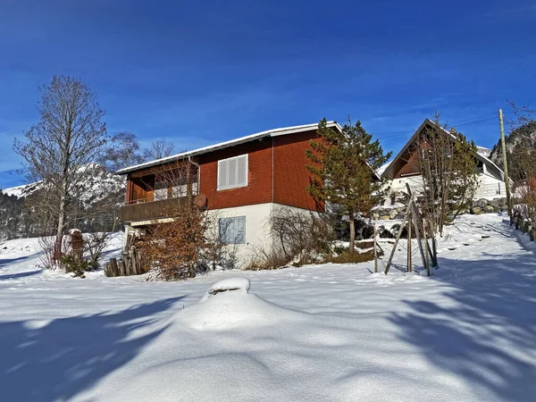 Cabanes Montagne Alpines Suisses Idylliques Architecture Rurale Suisse Traditionnelle Vêtues — Photo