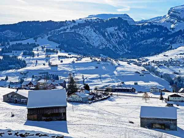 Idyllische Zwitserse Berghutten Traditionele Zwitserse Landelijke Architectuur Gekleed Winterkleding Een — Stockfoto