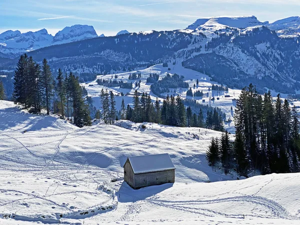 Pondok Pegunungan Alpen Swiss Dan Arsitektur Pedesaan Tradisional Swiss Mengenakan — Stok Foto