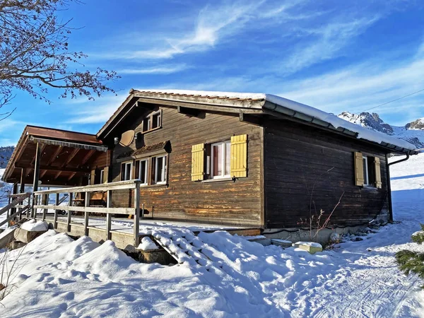 Cabanes Montagne Alpines Suisses Idylliques Architecture Rurale Suisse Traditionnelle Vêtues — Photo