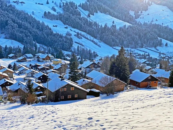 Idílicas Cabañas Montaña Alpinas Suizas Arquitectura Rural Tradicional Suiza Vestida —  Fotos de Stock