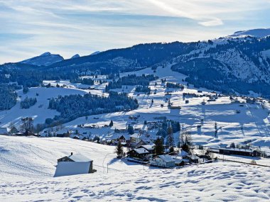 Churfirsten ve Alpstein sıradağları arasındaki Thur nehir vadisindeki mükemmel kış alp manzarası, Unterwasser - St. Gallen Kantonu, İsviçre (Schweiz)