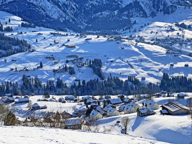 Churfirsten ve Alpstein sıradağları arasındaki Thur nehir vadisindeki mükemmel kış alp manzarası, Unterwasser - St. Gallen Kantonu, İsviçre (Schweiz)