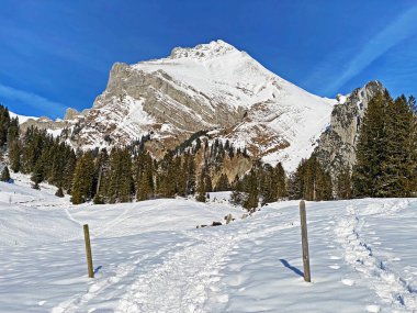 Alpstein 'daki Alpstein Dağları' ndaki Wildhuser Schofberg tepesinde ve Appenzell Alpleri 'nde kış atmosferi - İsviçre' nin St. Gallen Kantonu (Schweiz)