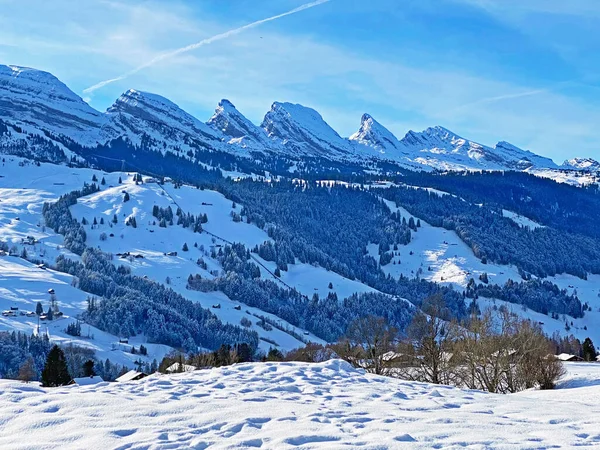 位于瓦伦施塔特湖或瓦伦湖 瓦伦湖 与瑞士圣加仑州Unterwasser的Thur河谷之间的丘尔菲斯登山脉冬季高山雪峰 施韦兹 — 图库照片