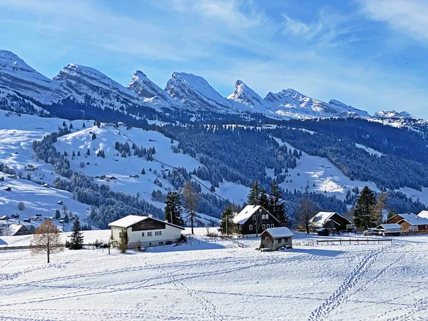 Zimowe Alpejskie Szczyty Śniegu Pasma Górskiego Churfirsten Pomiędzy Jeziorem Walenstadt — Zdjęcie stockowe