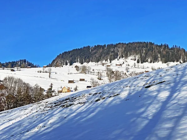 Zauberhaftes Licht Und Schattenspiel Auf Einer Reinweißen Schneedecke Des Alpsteinmassivs — Stockfoto