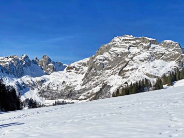 Alpstein dağlarında Schwarzchopf ve Stoss tepelerinde saf beyaz kar ve Appenzell Alps tepelerinde ise Unterwasser - İsviçre 'nin St. Gallen Kantonu (Schweiz)