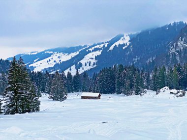 Idyllic Swiss alp dağ kulübeleri kışlık giysiler içinde ve Alpstein dağ sırasının tepelerinde taze bir kar örtüsü içinde, Ennetbuhl veya Ennetbuehl - İsviçre 'nin St. Gallen Kantonu (Schweiz)