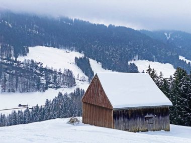 Idyllic Swiss alp dağ kulübeleri kışlık giysiler içinde ve Alpstein dağ sırasının tepelerinde taze bir kar örtüsü içinde, Ennetbuhl veya Ennetbuehl - İsviçre 'nin St. Gallen Kantonu (Schweiz)