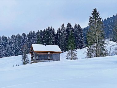Idyllic Swiss alp dağ kulübeleri kışlık giysiler içinde ve Alpstein dağ sırasının tepelerinde taze bir kar örtüsü içinde, Ennetbuhl veya Ennetbuehl - İsviçre 'nin St. Gallen Kantonu (Schweiz)