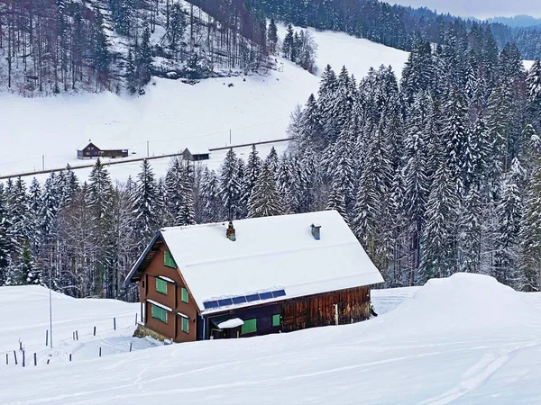 冬の服を着た牧歌的なスイスの高山の山小屋と アルプシュタイン山脈 エンネブールまたはエンネブールの斜面の新鮮な雪のカバー カントン セント ガレン スイス スイス — ストック写真