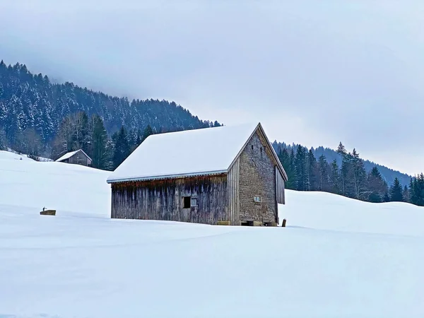 Idílicas Cabañas Montaña Alpinas Suizas Vestidas Con Ropa Invierno Cubiertas — Foto de Stock