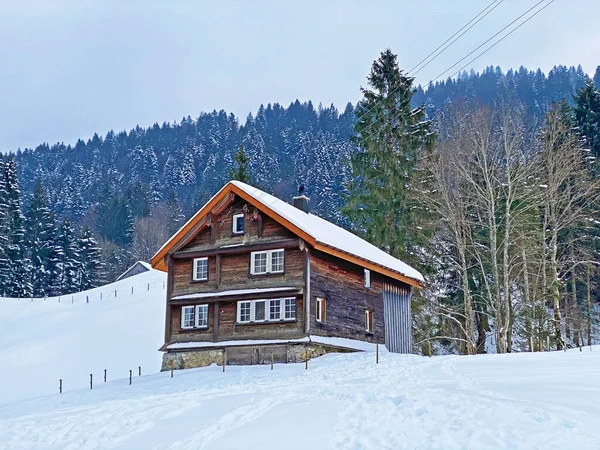 Idílicas Cabañas Montaña Alpinas Suizas Vestidas Con Ropa Invierno Cubiertas —  Fotos de Stock