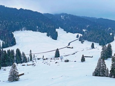 Luteren deresi vadisine taze kar yağdı ve Alpstein kalabalığı, Ennetbuhl veya Ennetbuehl - İsviçre 'nin St. Gallen Kantonu (Schweiz)