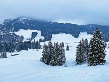 Luteren deresi vadisine taze kar yağdı ve Alpstein kalabalığı, Ennetbuhl veya Ennetbuehl - İsviçre 'nin St. Gallen Kantonu (Schweiz)