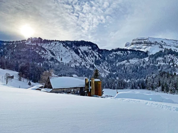 Idyllic Swiss Alpine Mountain Huts Traditional Swiss Rural Architecture Dressed — Foto de Stock