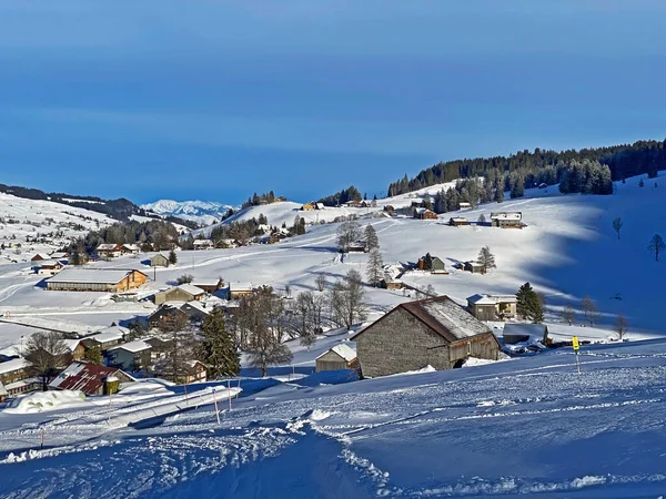 Idyllic Swiss Alpine Mountain Huts Traditional Swiss Rural Architecture Dressed — Fotografia de Stock