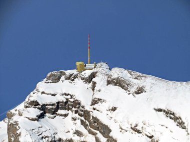 Alpstein Dağları 'ndaki Santis veya Saentis tepelerinde ve Appenzell Alpleri' ndeki Wildhaus Kantonu 'nda karlı bir kış manzarası.)