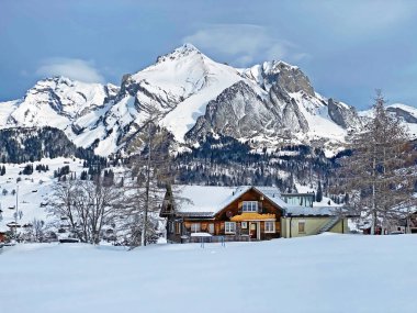 Alp tepelerindeki beyaz kar tepeleri Santis veya Saentis, Alpstein dağlarındaki Wildhuser Schofberg ve Moor ve Appenzell Alps massif, Wildhaus - İsviçre 'deki St. Gallen Kantonu (Schweiz)