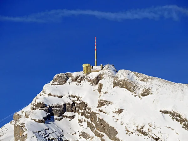 雪に覆われた高山の山頂にある完璧な冬の風景アルプシュタイン山脈のサンティスやセイント および付録アルプスの大規模な ワイルドハウス カントン セント ガレン スイス スイス — ストック写真