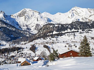 Churfirsten ve Alpstein dağları arasındaki Thur nehir vadisinin mükemmel kış manzarasının manzarası, Wildhaus - St. Gallen Kantonu, İsviçre (Schweiz)