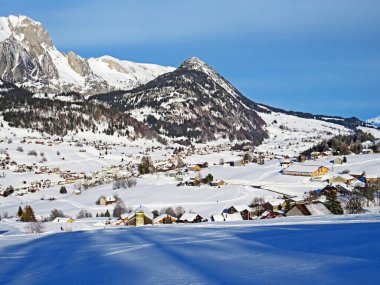 Churfirsten ve Alpstein dağları arasındaki Thur nehir vadisinin mükemmel kış manzarasının manzarası, Wildhaus - St. Gallen Kantonu, İsviçre (Schweiz)