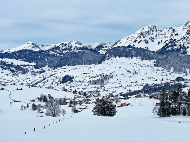 Churfirsten ve Alpstein dağları arasındaki Thur nehir vadisinin mükemmel kış manzarasının manzarası, Wildhaus - St. Gallen Kantonu, İsviçre (Schweiz)