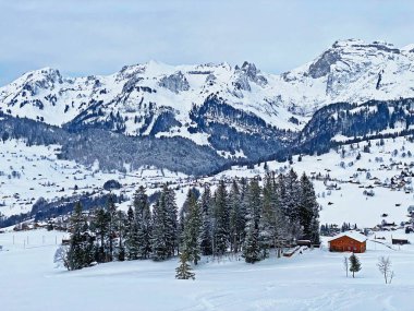 Churfirsten ve Alpstein dağları arasındaki Thur nehir vadisinin mükemmel kış manzarasının manzarası, Wildhaus - St. Gallen Kantonu, İsviçre (Schweiz)