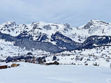 Churfirsten ve Alpstein dağları arasındaki Thur nehir vadisinin mükemmel kış manzarasının manzarası, Wildhaus - St. Gallen Kantonu, İsviçre (Schweiz)