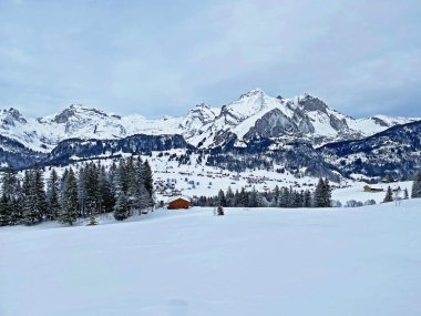 Churfirsten ve Alpstein dağları arasındaki Thur nehir vadisinin mükemmel kış manzarasının manzarası, Wildhaus - St. Gallen Kantonu, İsviçre (Schweiz)