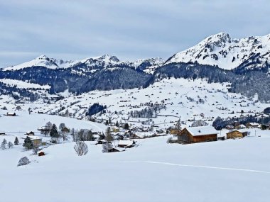 Churfirsten ve Alpstein dağları arasındaki Thur nehir vadisinin mükemmel kış manzarasının manzarası, Wildhaus - St. Gallen Kantonu, İsviçre (Schweiz)