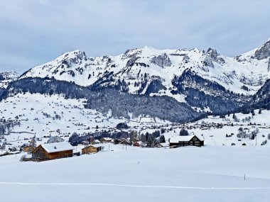 Churfirsten ve Alpstein dağları arasındaki Thur nehir vadisinin mükemmel kış manzarasının manzarası, Wildhaus - St. Gallen Kantonu, İsviçre (Schweiz)