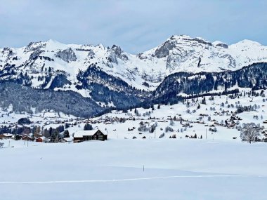 Churfirsten ve Alpstein dağları arasındaki Thur nehir vadisinin mükemmel kış manzarasının manzarası, Wildhaus - St. Gallen Kantonu, İsviçre (Schweiz)